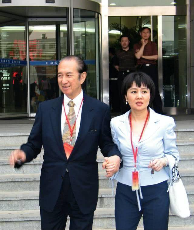 梁安琪吃顿饭几个人服侍,陈婉珍却亲自去菜场买菜,保镖都没有带