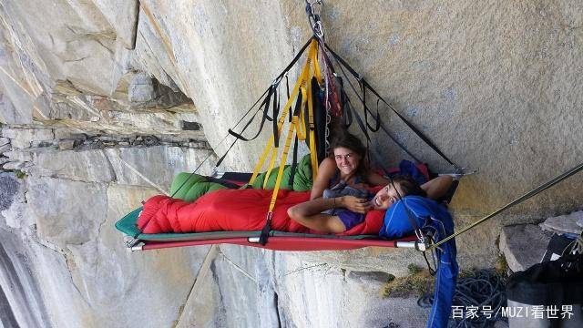 最危险的床位，挂在1000米的悬崖上，只靠小铁钉支撑着！