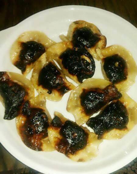 在家煎饺子容易粘锅糊锅?