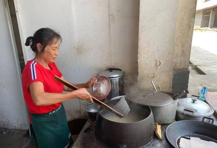 广西60岁老奶卖米粉，坚持柴火烹煮40年，食客开车两小时也要来吃