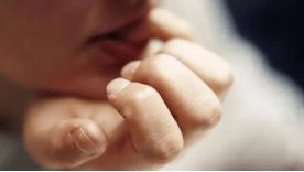 如何让孩子戒掉啃指甲 99ccbd6a05f149789be38b775ab32e67.png