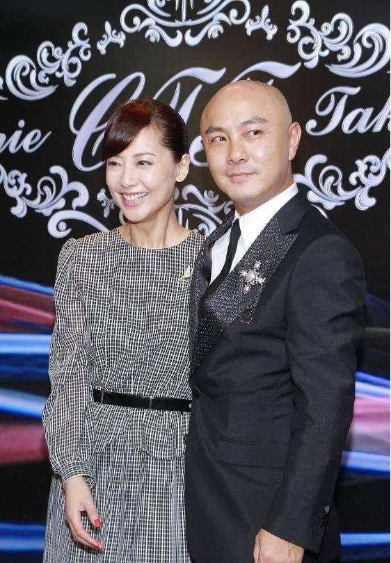 张卫健老婆张茜的穿搭低调不失时尚,优雅中透露着一丝"娇艳"