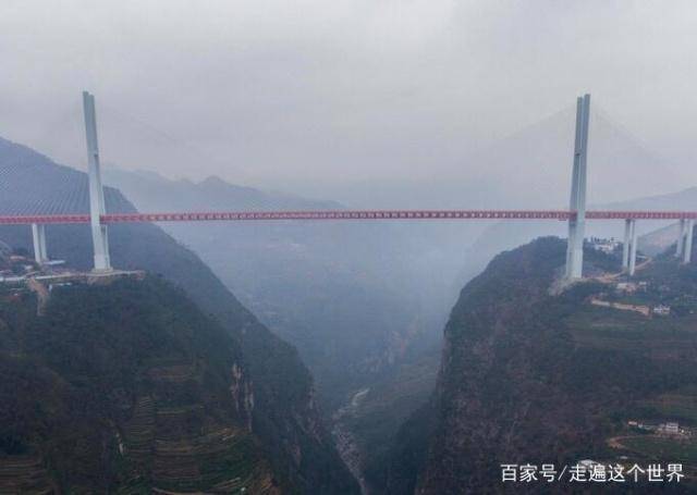 中国有座世界上最高的桥，被誉为“架在云上的桥”，引人前往