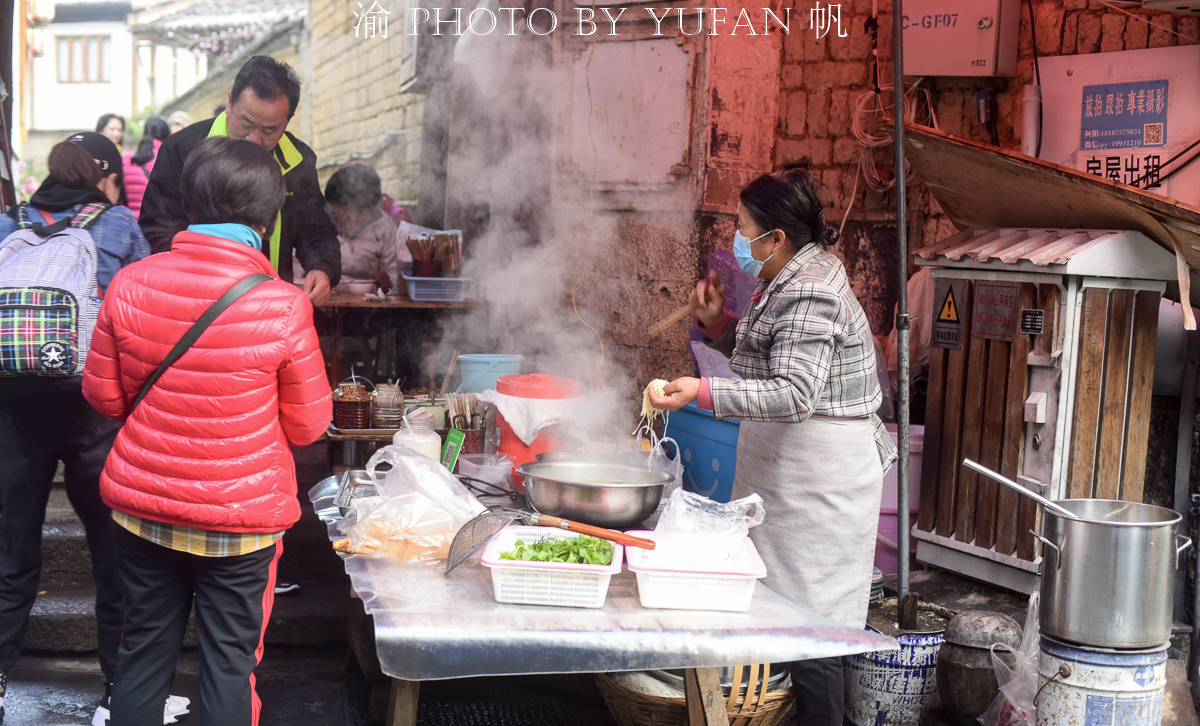 逛逛云南中缅边境的百年老市场，烟火气十足，稀豆粉才3元一碗