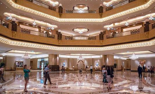 中国游客到阿联酋旅游，入住酒店后直呼：你管这个叫酒店？