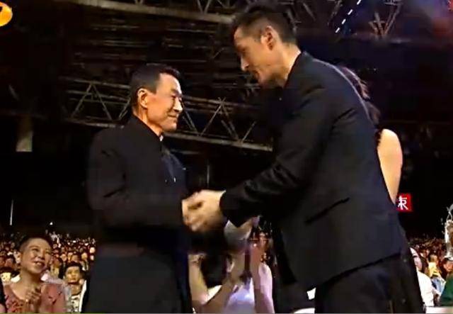 为何胡歌在面对他时,都会肃然起敬?_李雪健