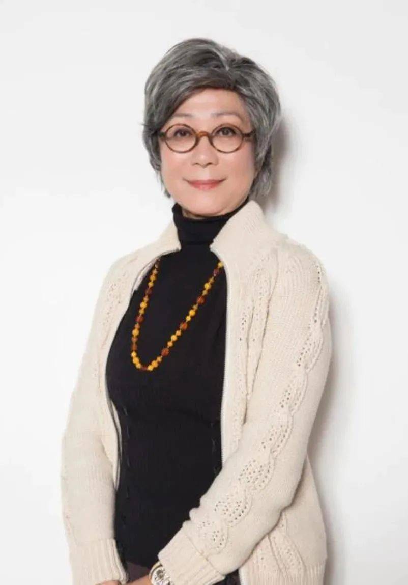 "梅超风"近照,74岁精神矍铄身体硬朗,穿着时尚看上去像50岁