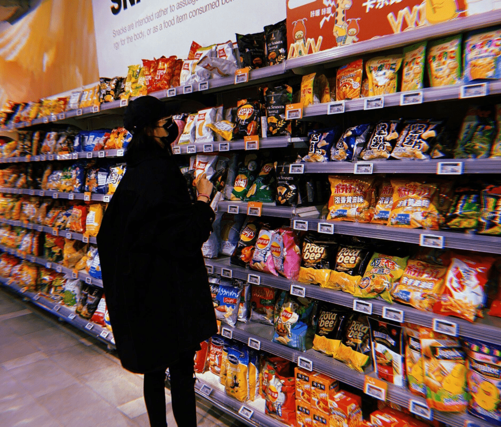 关晓彤在超市购物,购物车中物品引热议,被指不太懂生活