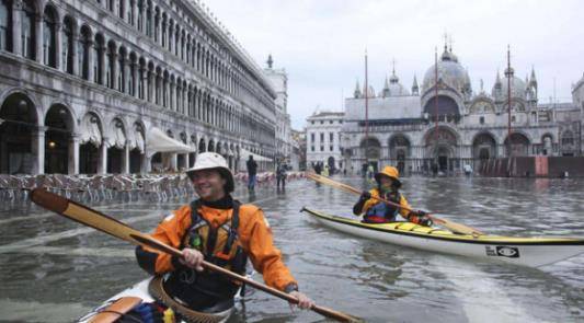 水城威尼斯满城进水，最高水位一米八，网友：马桶喷泉了解一下？