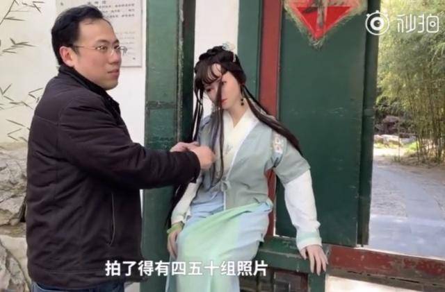 北京一男子带仿真林黛玉逛大观园留影，景区：个人喜好，不干涉