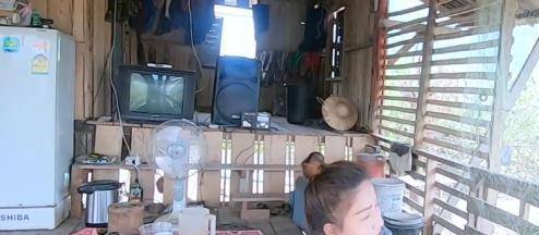 老挝山村最穷的一家，这场景却安逸的让我嫉妒，你不羡慕吗？