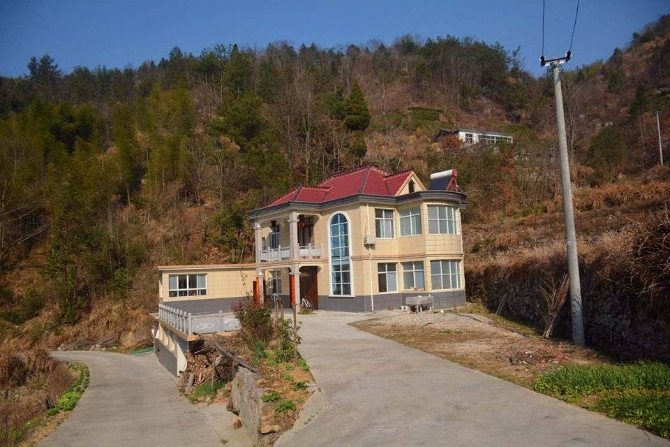 村民在深山中建别墅不挖屋基院子建屋顶看啥样子
