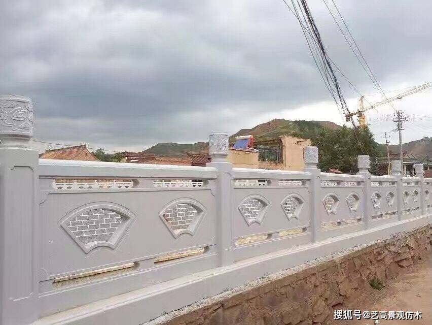 浙江丽水乡村道路安装了仿木防护栏杆，原来是混凝土钢筋水泥做的