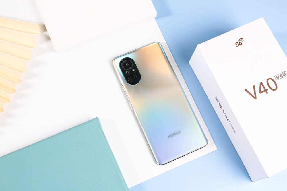 轻薄机身,钛银色尽显颜值