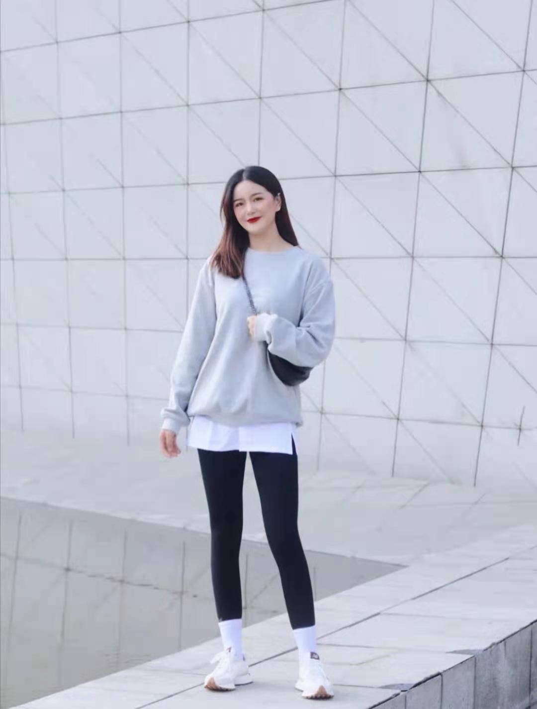 黑色鲨鱼裤怎么搭配衣服好看_look_白色_卫衣