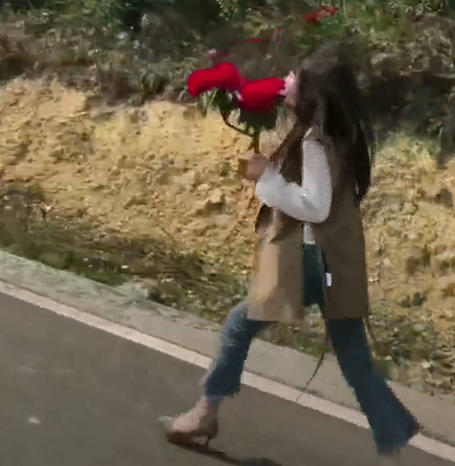 一点都不美！女子在杜鹃景区内，摘下杜鹃花只为拍视频？