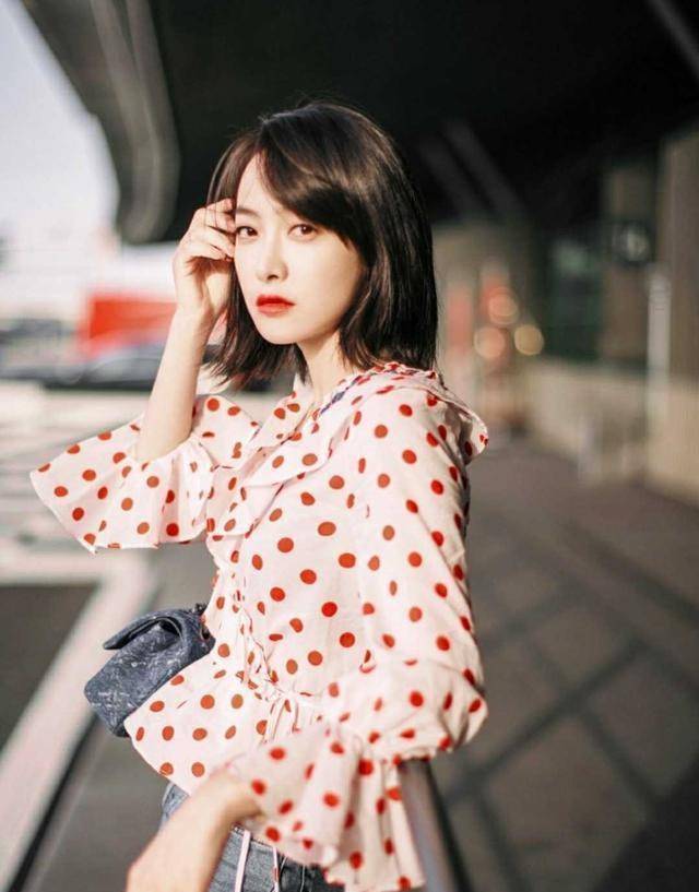 宋茜穿衣真时尚 穿波点衣似大学生 少女范十足 的设计