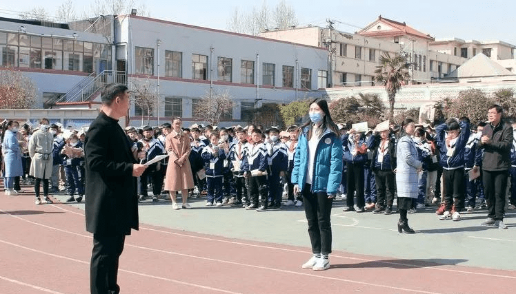 枣庄市峄城区苏堂小学举行地震逃生应急疏散演练