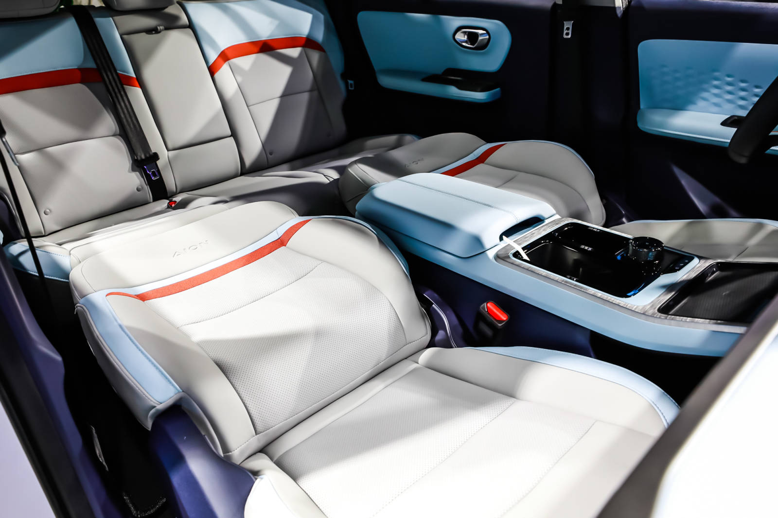 后排空间比肩s级,广汽埃安aion y打造10万级科技头等舱