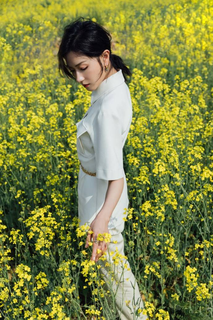 原创 万茜一身白色套装清新优雅,油菜花田里曼妙生姿,尽显春日美好