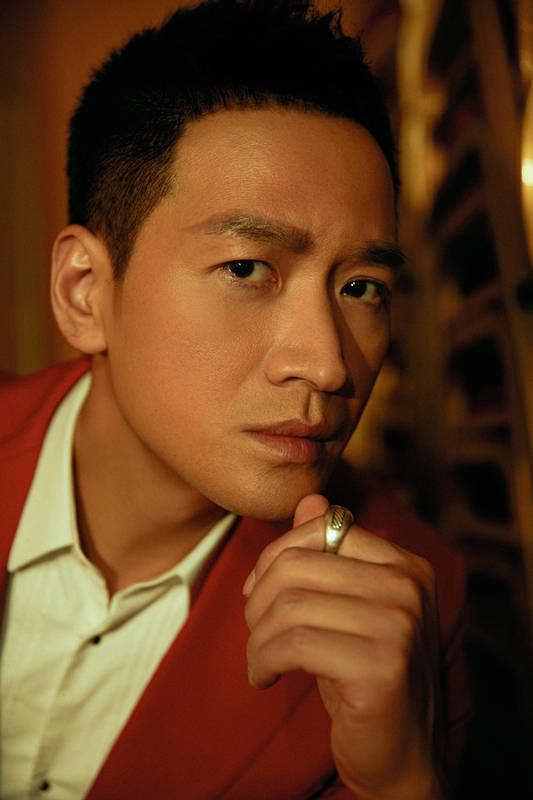 何晟铭红色西装大片曝光 诠释绅士优雅格调