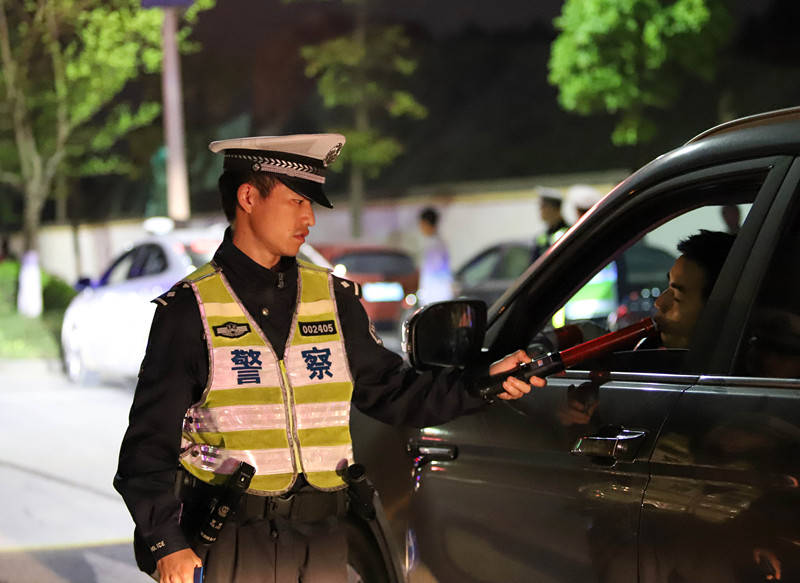 贵州丹寨交警深夜查缉擒醉猫