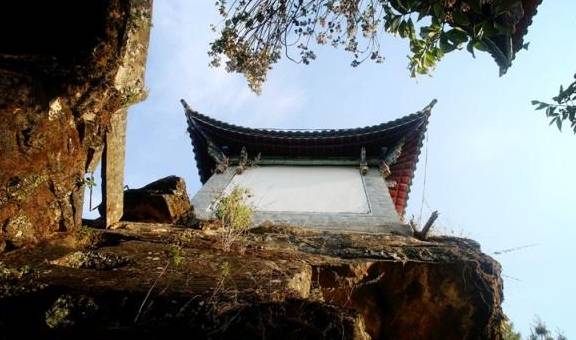 云南有个古寺庙源于石洞，在两块巨石上建楼阁，屹立200年不倒