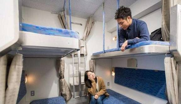 乘坐火车该如何选择卧铺？火车乘务员说：女生最好不要选下铺！