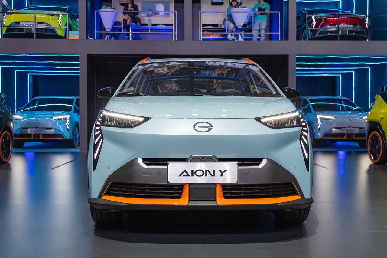 aion y在外观上进行了大胆的尝试,并未完全搬运家族化设计.