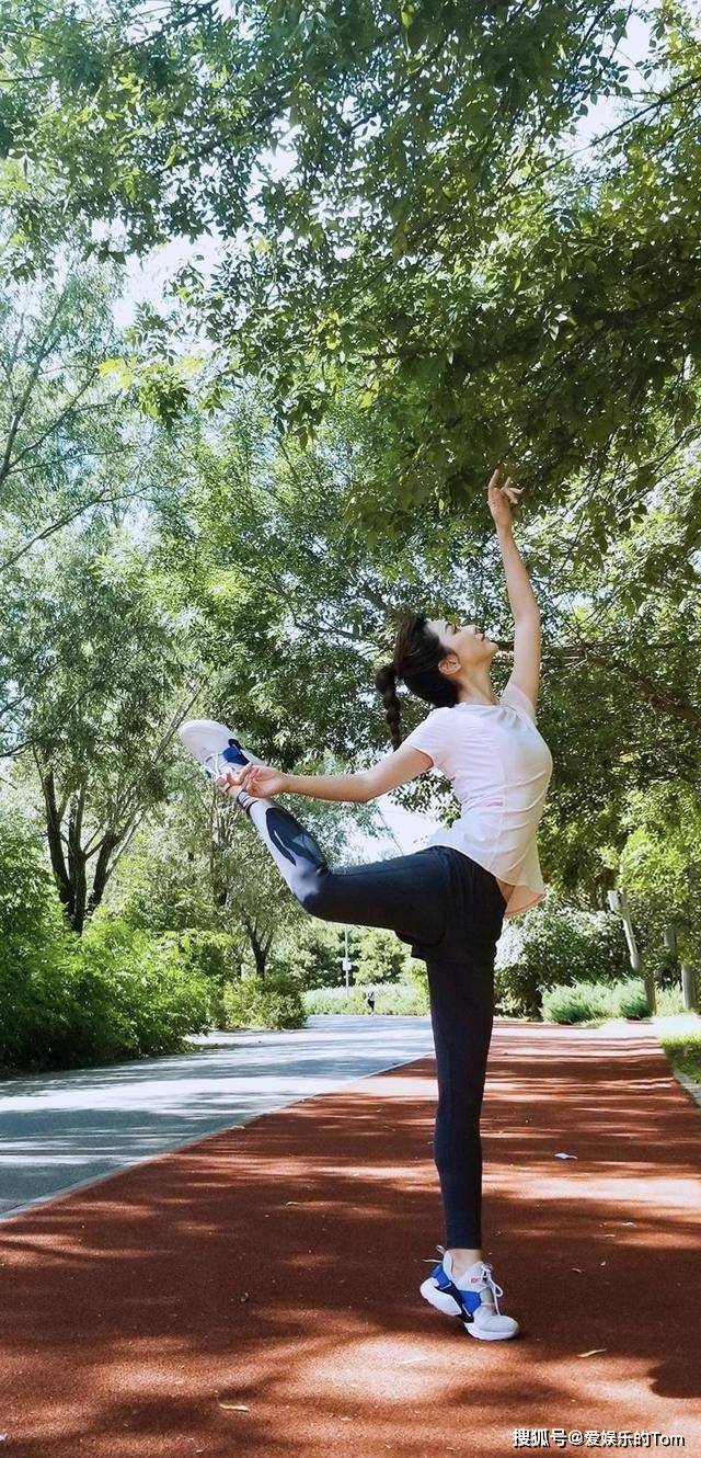 央视春晚最美主持人李思思的身材迷人蚂蚁腰获得网友高度赞美