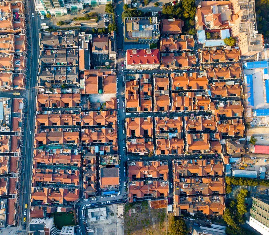 家住小東門街道的虞阿姨一家居住的這棟居民樓就是小梁薄板結構,高3層