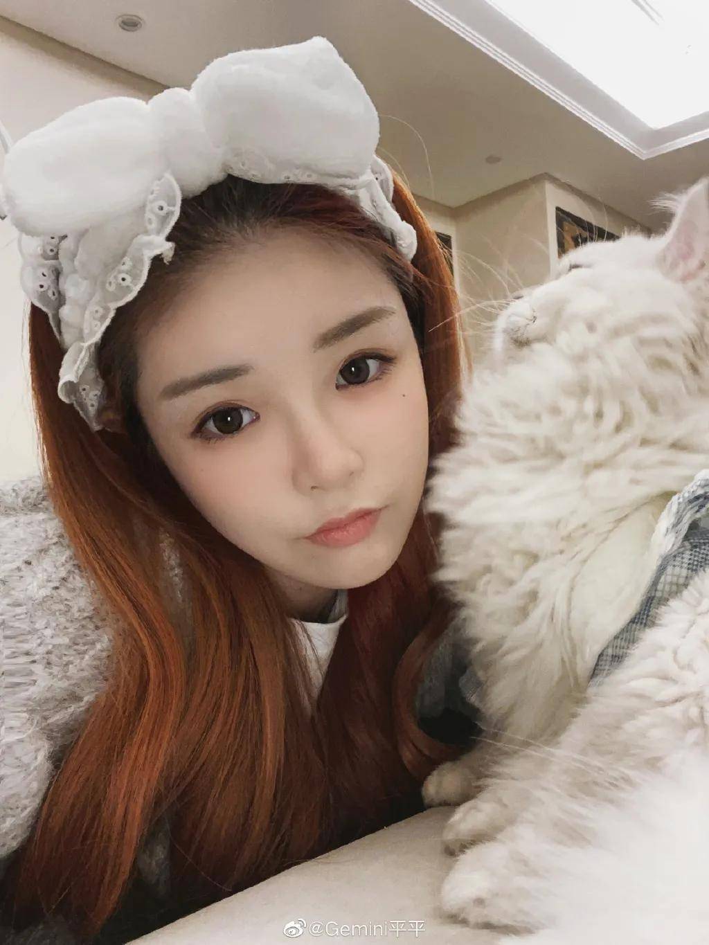 新瓜的女主角叫余平平,在某音拥有100多万粉,也是一个小网红.