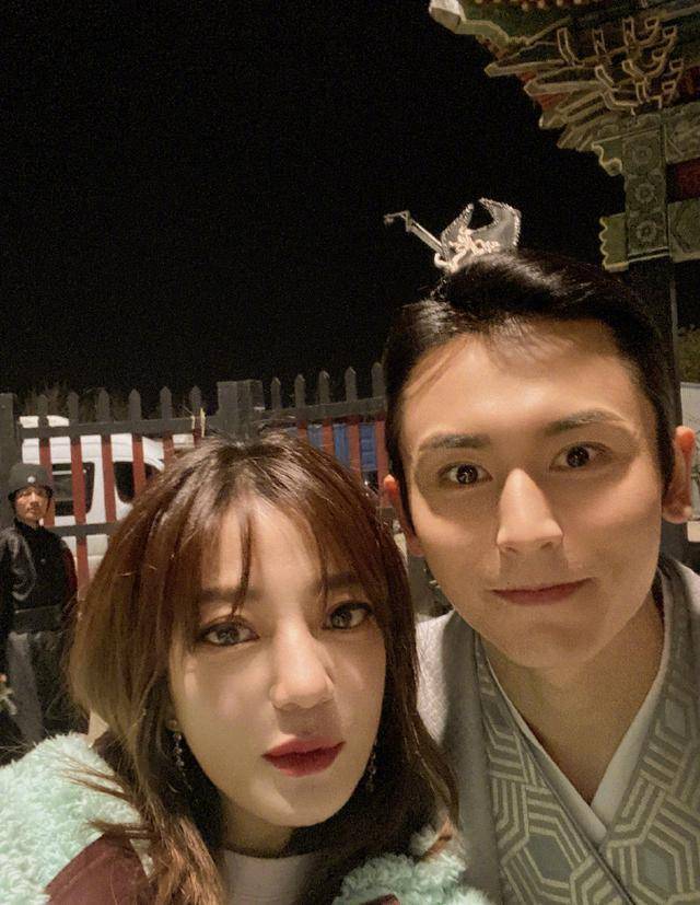 赵薇签张哲瀚不只因忧郁气质俩人会为角色设计细节共情能力强