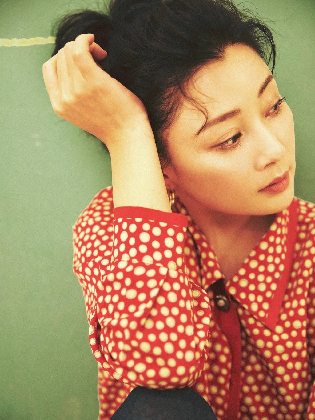 殷桃厉害了!波点衬衫配上深色牛仔裤,穿出上世纪80年代的气质感