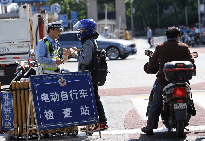 有c1驾驶证骑电动车被扣12分?交警:这样骑车,见一次扣一次_摩托车