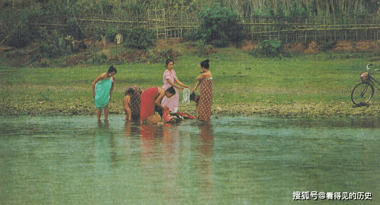 老照片 1992年云南西双版纳中老边境 河中洗浴的女子