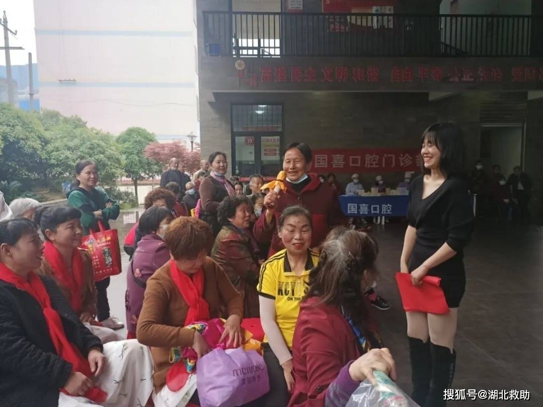旗袍秀,鼓舞,民族舞和黄梅戏等,展现了温馨和谐,丰富多彩的社区文化