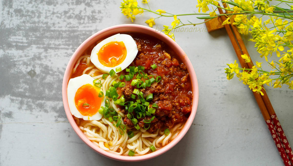 春天容易犯困,早上不想起床,一碗面条搞定早餐,肉蛋全都有