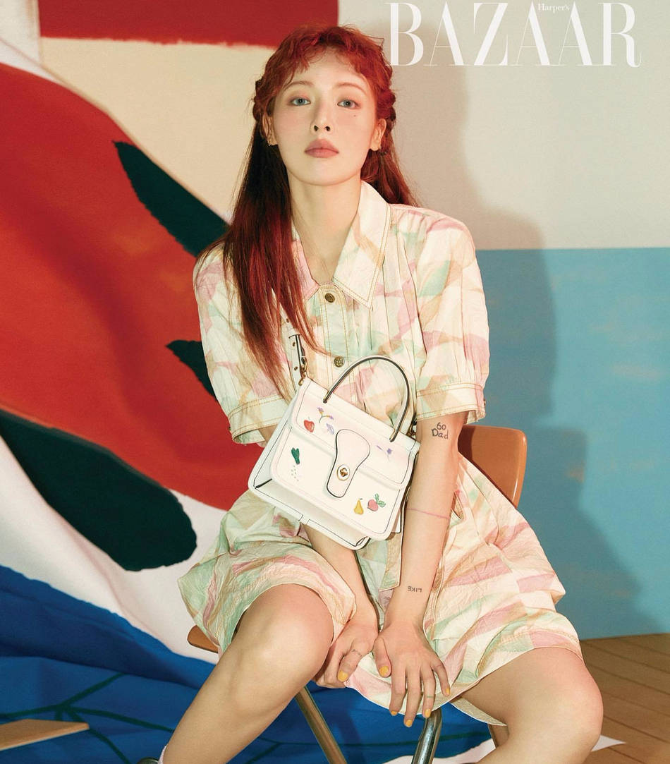 泫雅最新时尚大片曝光 红发搭配印花裙俏皮减龄