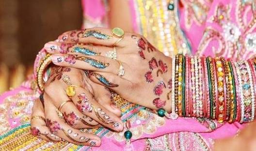 全球最“奇葩”的国家，女性出嫁时要在手掌绘图案，原因令人心疼