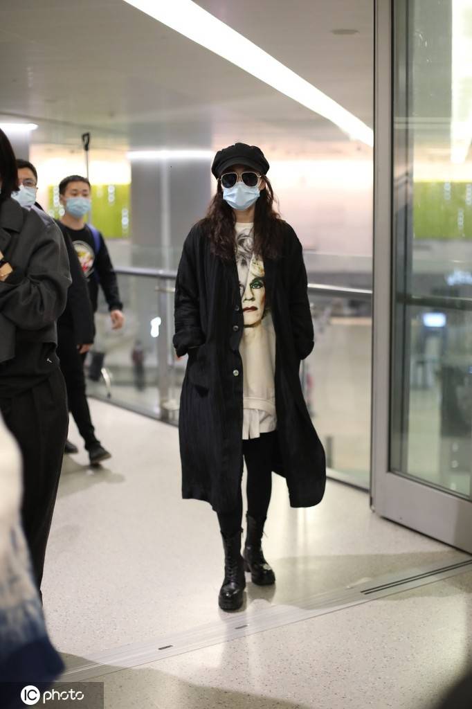 梅婷抵达上海虹桥机场穿黑色打扮酷飒