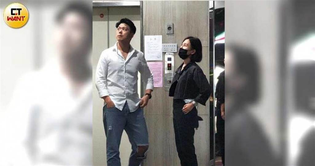 原创彭佳慧稳交精壮男友3年深夜甜牵同返家