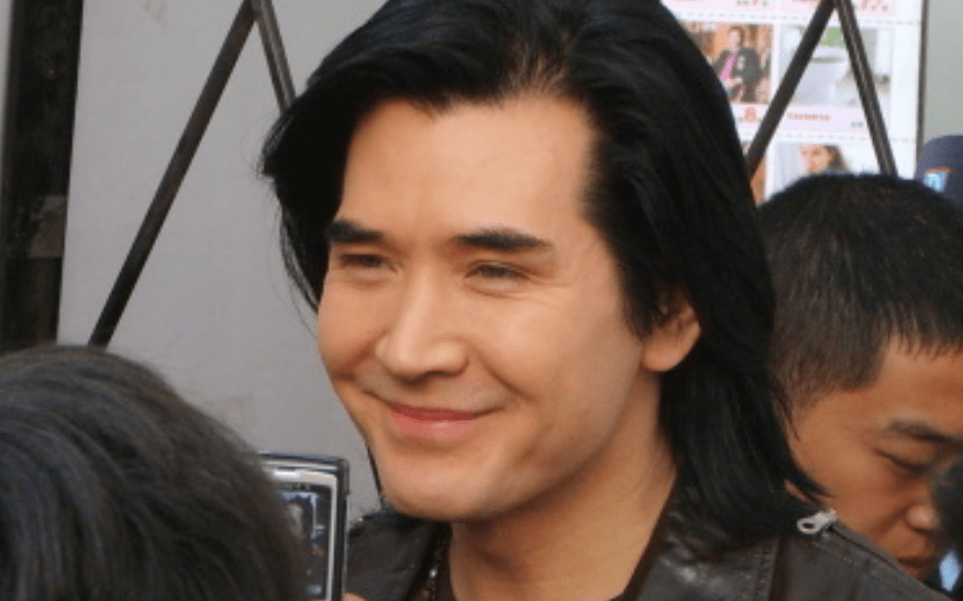 但就在费翔的事业蒸蒸日上的时候,却让人意外的是.