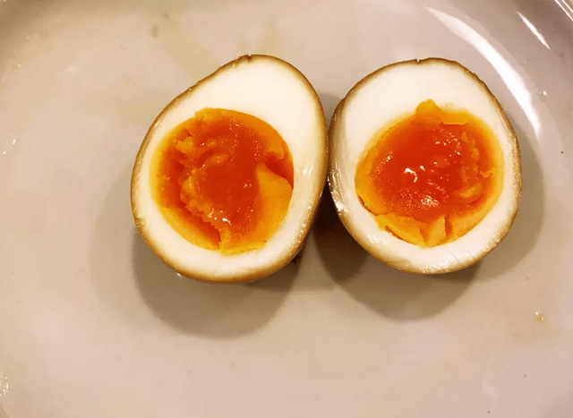 拉面里的蛋怎么吃