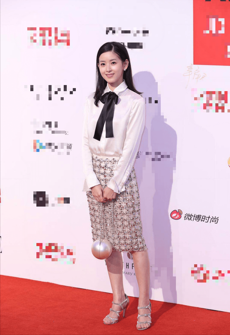 章泽天的阔太气质真绝,穿缎面白衬衫还搭蝴蝶结,不站c位也抢镜