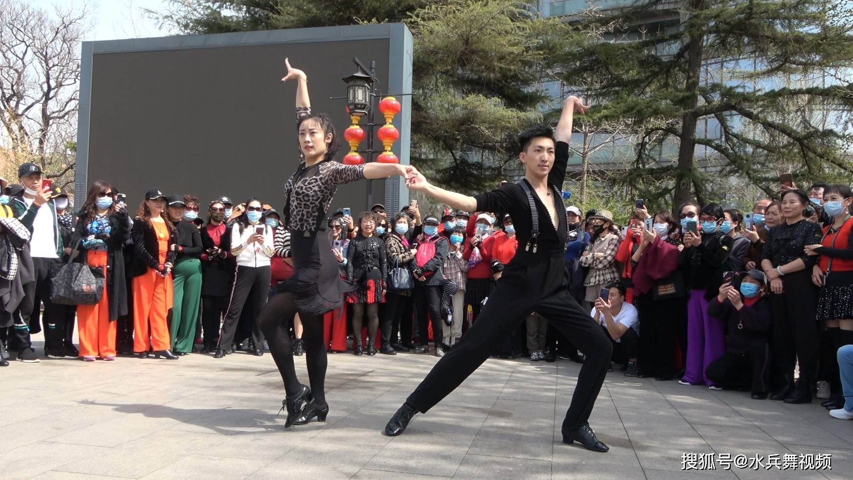 吉特巴双人对跳,果果不不两位老师舞步动感十足,跳得太棒了_视频