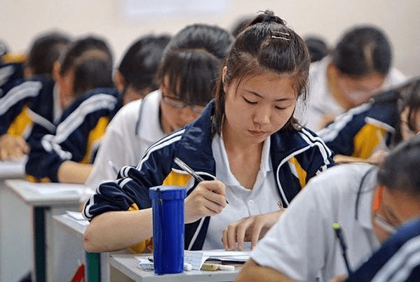 高中生苦练"鲸落体"曝光,字迹清晰风格唯美,老师直言不忍扣分