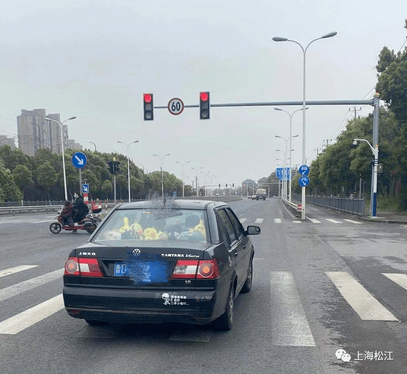 泗泾医院门口黑车乱象后续来了成排黑车已不见公交运能要跟上