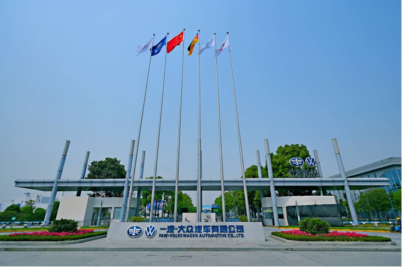 占地面积2000亩,它不仅是一汽-大众首个异地工厂(总部长春),同时也是