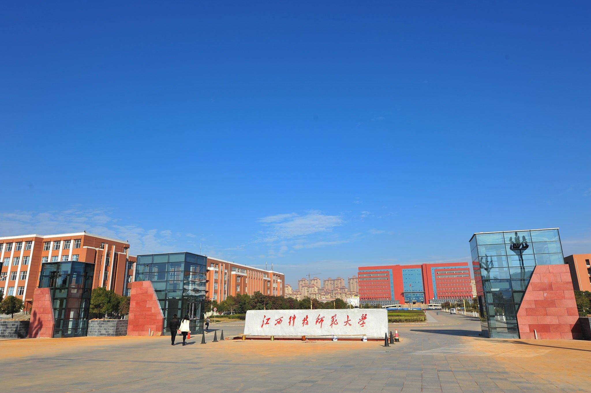 中原工学院位于河南省会郑州市,始建于1955年,原名为郑州纺织工学汉